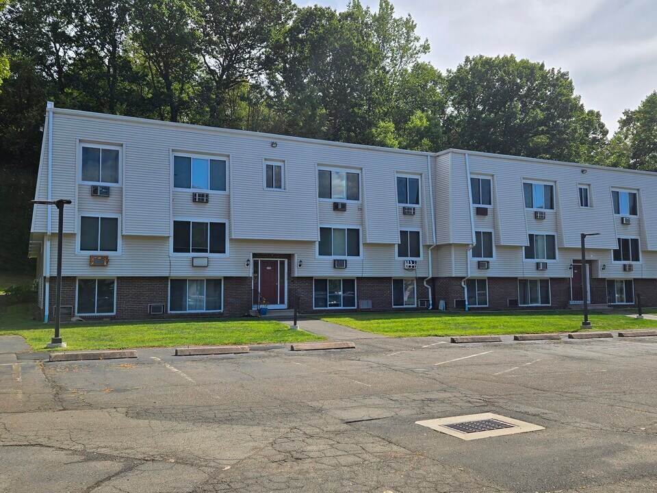 131 N Main St in Branford, CT - Foto de edificio