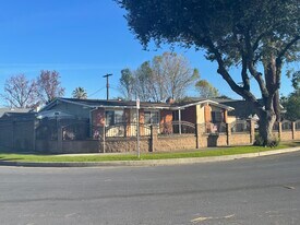 22321 Hartland St in Canoga Park, CA - Building Photo