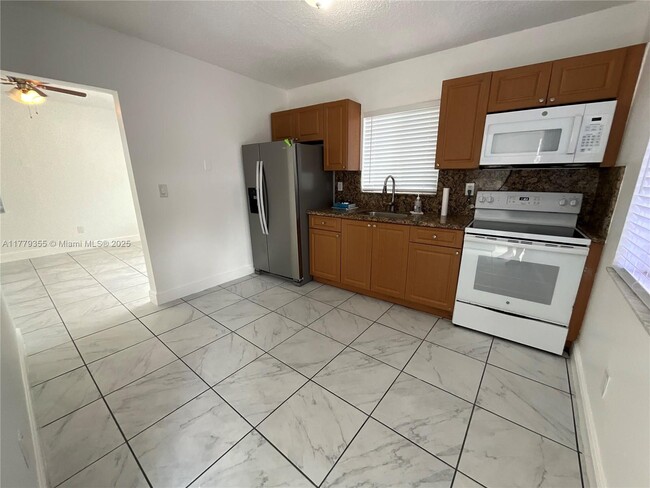 104 Harry Harris Dr in Tavernier, FL - Building Photo - Building Photo