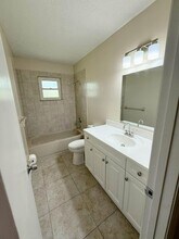 134 SE Whitmore Dr in Port St. Lucie, FL - Foto de edificio - Building Photo