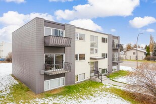2705 38th St in Calgary, AB - Building Photo