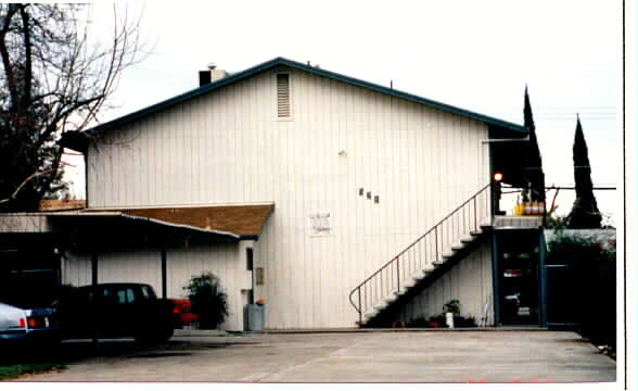 521 E Pine St in Lodi, CA - Building Photo