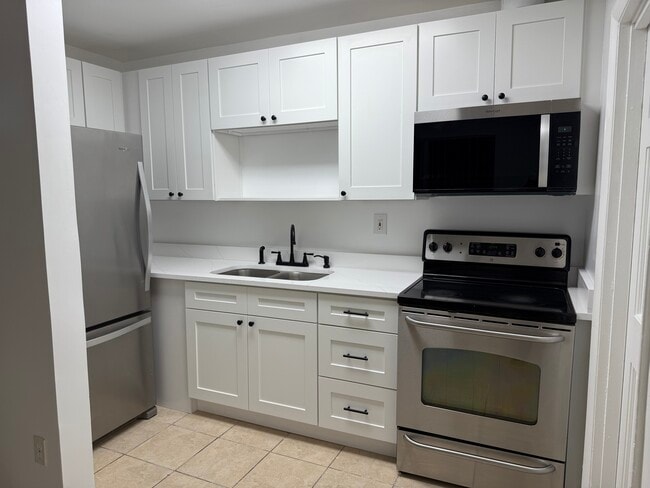 38 SW 7th St, Unit B