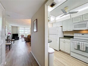 300 Forest Lakes Blvd in Naples, FL - Building Photo - Building Photo