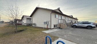 9225-9293 93 Ave in Grande Prairie, AB - Building Photo
