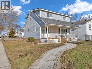 8060 HANDY in Windsor, ON - Foto de edificio - Building Photo