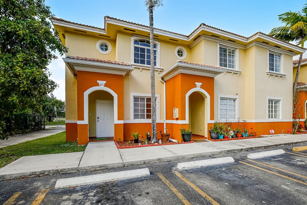 7380 NW 174 TE in Hialeah, FL - Building Photo
