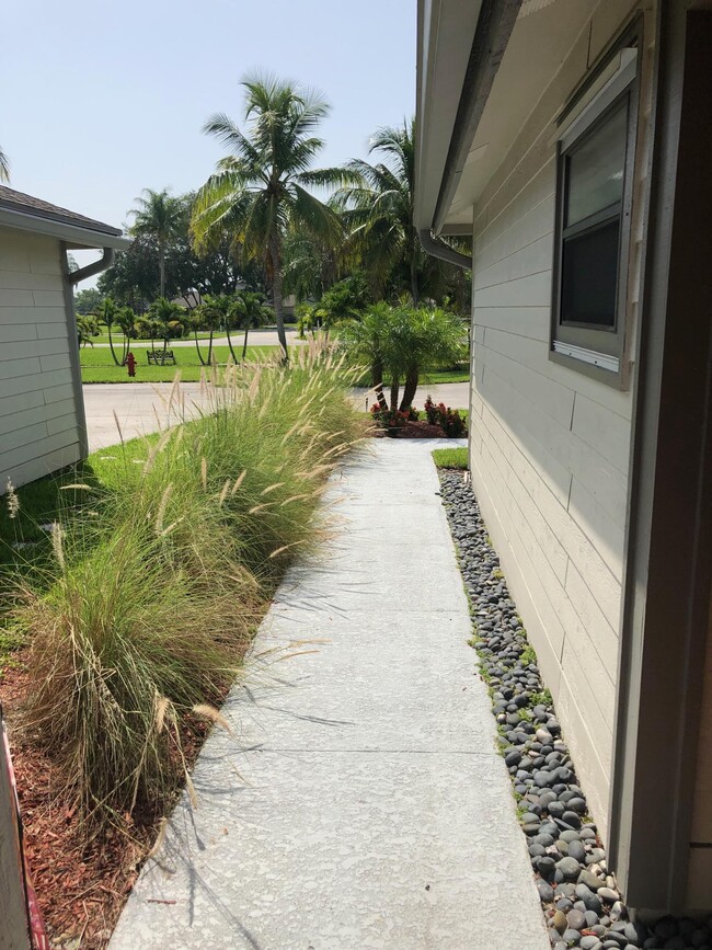 2555 Bedford Mews Dr in Wellington, FL - Building Photo - Building Photo