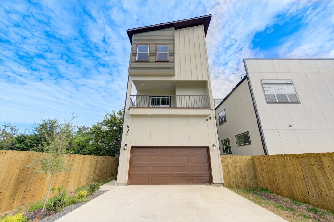 933 40 1/2 St St in Houston, TX - Building Photo
