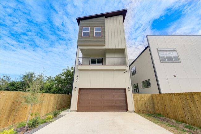 property at 933 40 1/2 St St