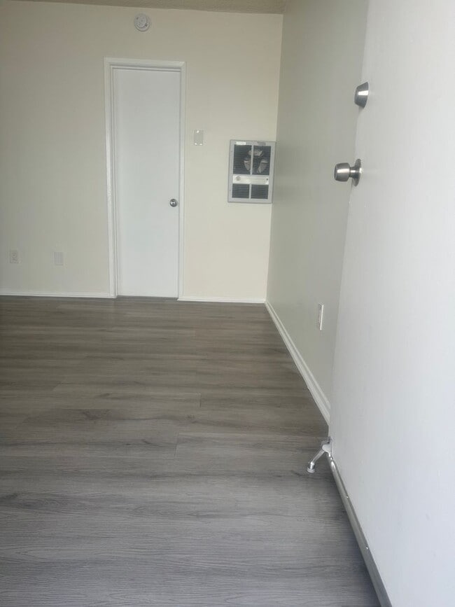 13637 Cordary Ave in Hawthorne, CA - Foto de edificio - Interior Photo