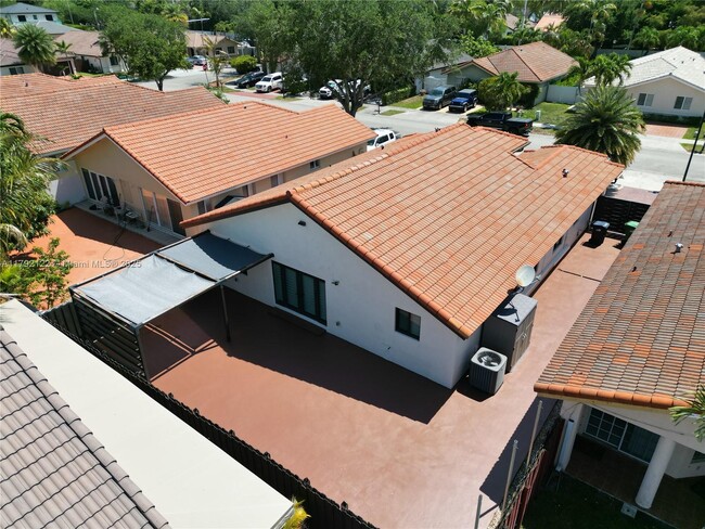 14462 NW 87th Ct in Hialeah, FL - Building Photo - Building Photo
