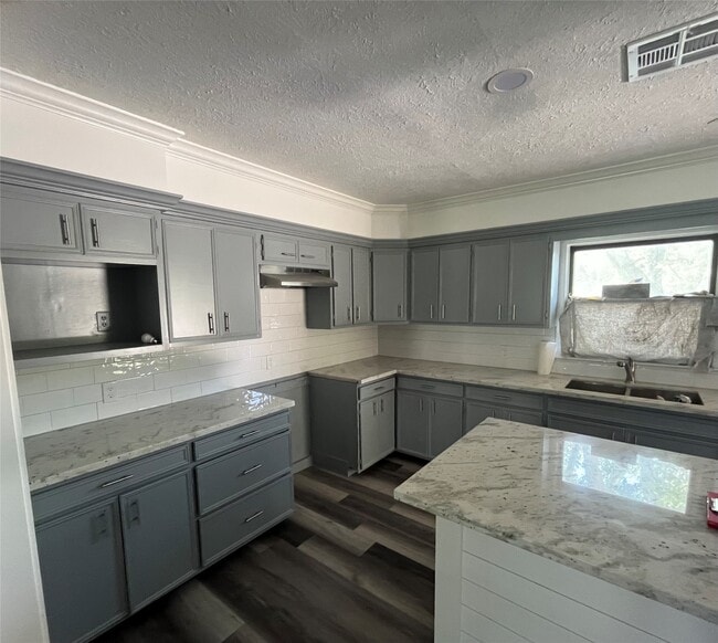 1320 Montezuma St in Columbus, TX - Building Photo - Building Photo