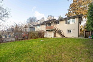 6478 Broadway in Burnaby, BC - Building Photo