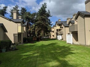 River Glen Apartments in Puyallup, WA - Building Photo - Building Photo