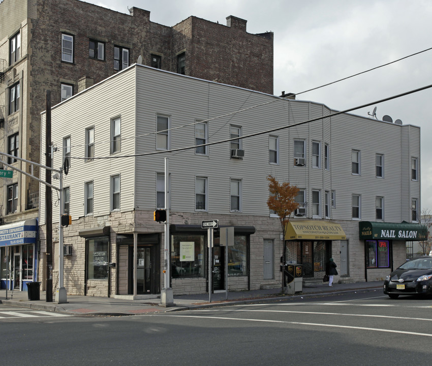 683-687 Montgomery St in Jersey City, NJ - Building Photo