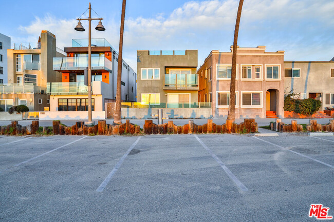 2207 Ocean Front Walk in Los Angeles, CA - Foto de edificio - Building Photo