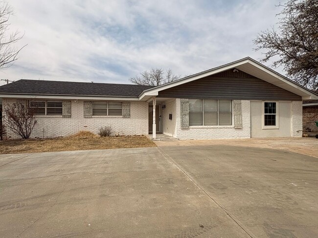 property at 200 W Rojo Dr