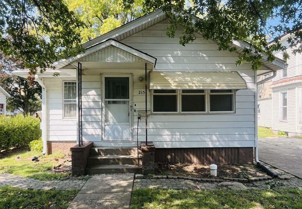 215 S Kosciusko St in Jacksonville, IL - Building Photo