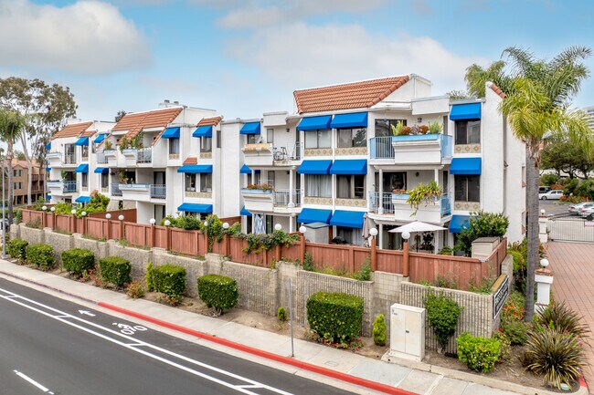 Pines of La Jolla in San Diego, CA - Building Photo - Building Photo