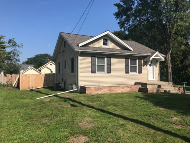 property at 209 S Woodbridge St