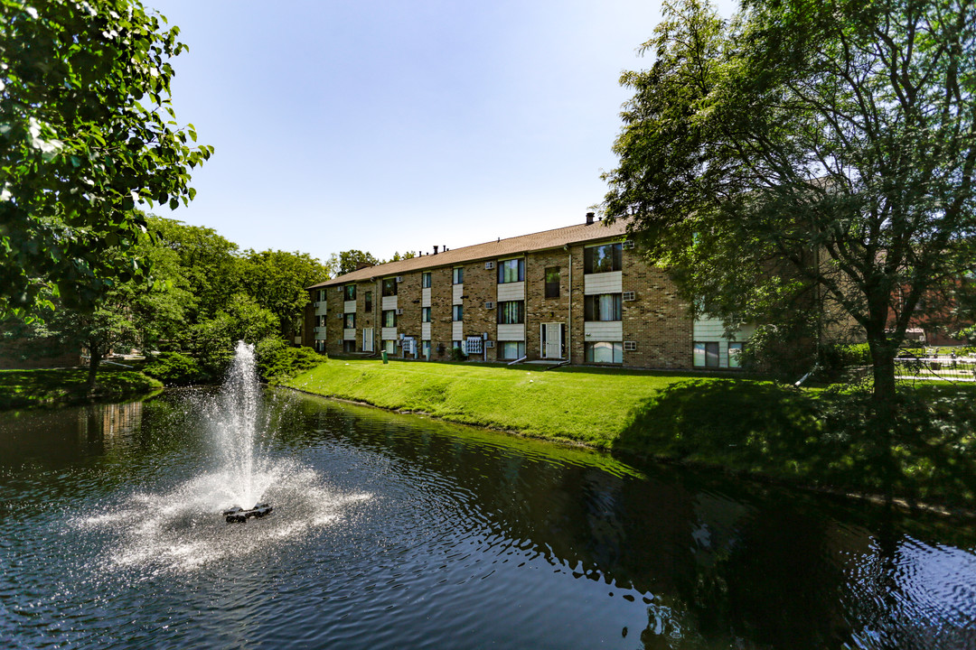 Ashton Lake Apartments in East Lansing, MI - Foto de edificio