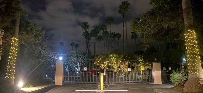 241 S Barrington Ave, Unit 4 in Los Angeles, CA - Building Photo - Building Photo