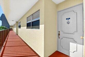 3661 Via Poinciana in Greenacres, FL - Foto de edificio - Building Photo