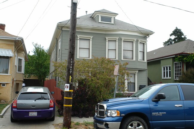 6618-6620 Dover St in Oakland, CA - Building Photo - Building Photo