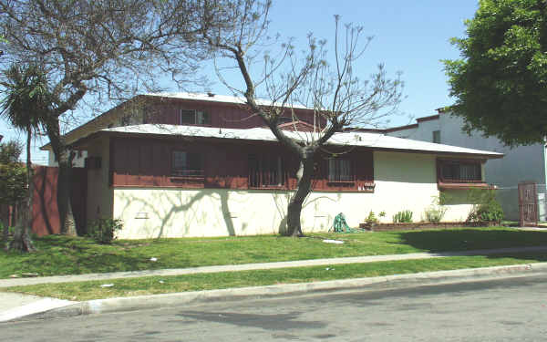 10107 England Ave in Inglewood, CA - Building Photo