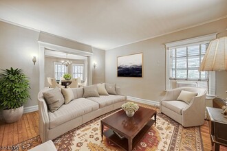 42 Gates Ave in Montclair, NJ - Foto de edificio - Building Photo