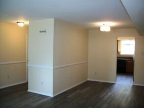 348 Cotswold Pl in Franklin Township, NJ - Building Photo - Building Photo