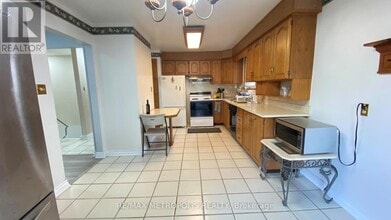 6 Madoc Dr in Brampton, ON - Building Photo - Building Photo