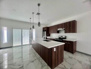 1011 Emerald Valley Dr in Laredo, TX - Foto de edificio - Building Photo