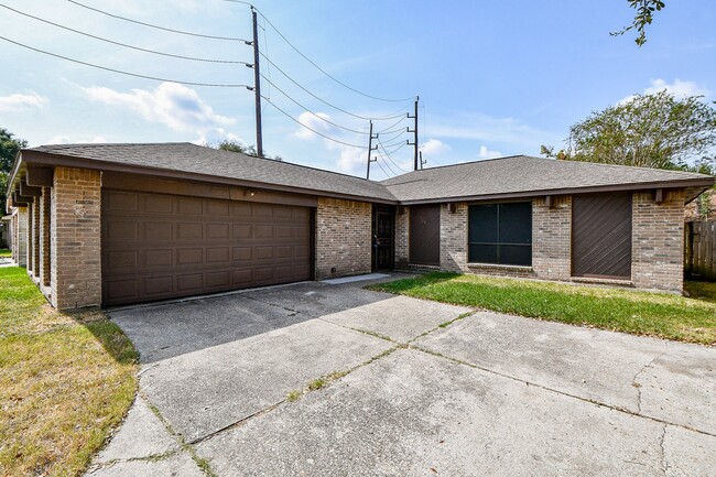 12011 Monument Valley Dr in Houston, TX - Building Photo - Building Photo