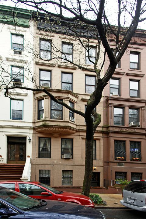 16 W 87th St in New York, NY - Building Photo