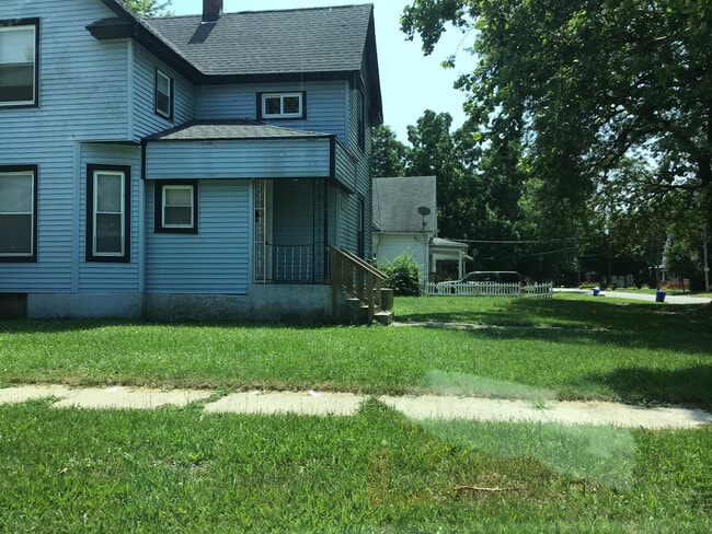 235 Royal Ave in Rockford, IL - Building Photo - Building Photo
