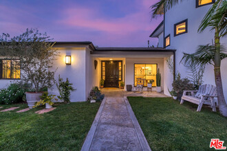 8306 Skyline Dr in Los Angeles, CA - Building Photo - Building Photo