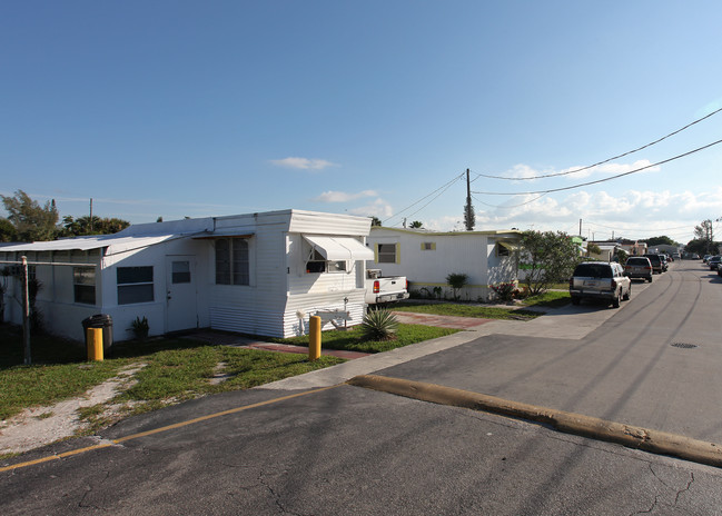 1960 N Congress Ave in West Palm Beach, FL - Building Photo - Building Photo