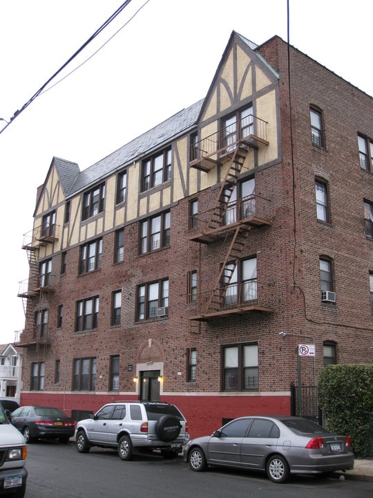 Hyacinth Court in Flushing, NY - Building Photo