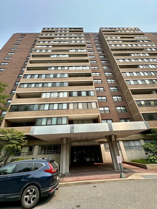 property at 2 Hawthorne Pl