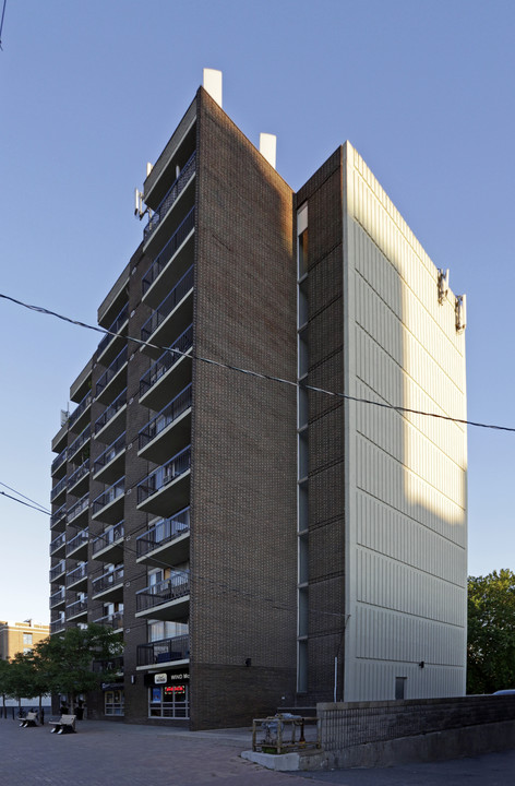 Wellington Towers Apartments in Ottawa, ON - Building Photo