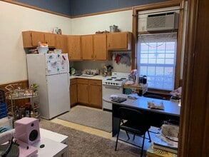 1113 Oregon St, Unit C in Oshkosh, WI - Foto de edificio - Building Photo