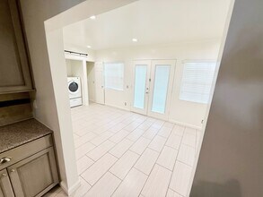 17429 Burbank Blvd in Encino, CA - Foto de edificio - Building Photo