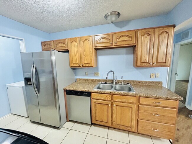 10118 Rainbow Bend in San Antonio, TX - Building Photo - Building Photo