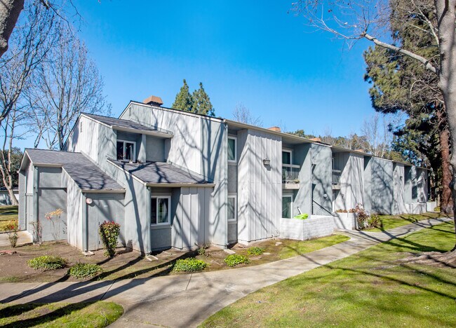 Terman in Palo Alto, CA - Foto de edificio - Building Photo