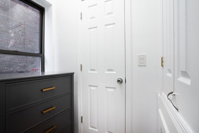 317 E 75th St in New York, NY - Building Photo - Building Photo