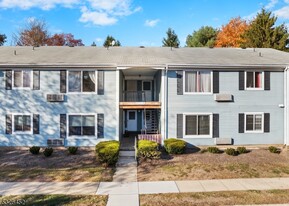 52 Norwich Pl in Franklin Township, NJ - Foto de edificio - Building Photo