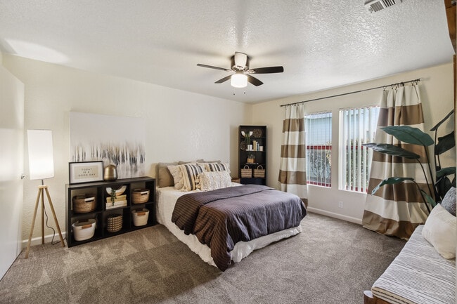 Arlington Farm Apartments in Davis, CA - Foto de edificio - Building Photo