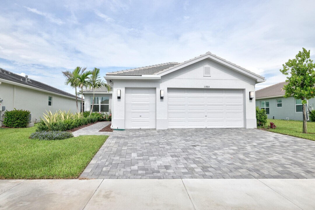 11886 SW Poseidon Way in Port St. Lucie, FL - Building Photo
